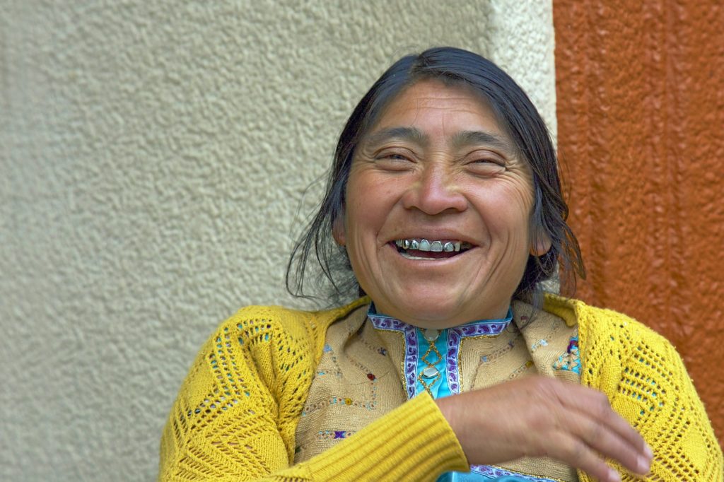 Fröhliche Indigena in Mexiko