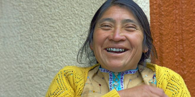 Fröhliche Indigena in Mexiko