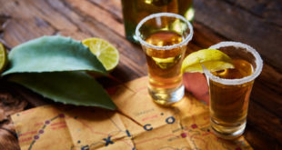 Mexikanischer Tequila mit Limette und Salz