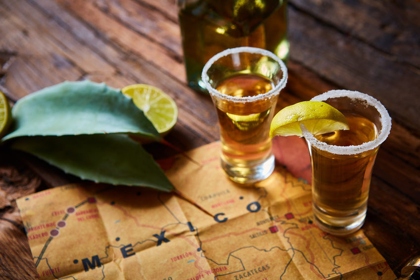 Mexikanischer Tequila mit Limette und Salz