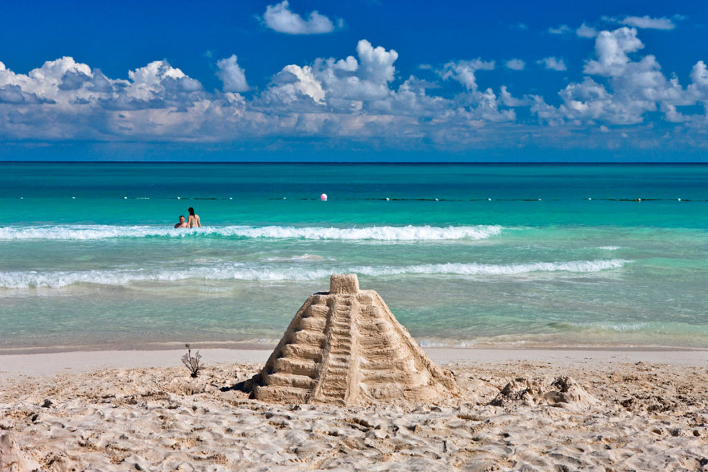 Mexikanische "Sandburg" am Strand von Cancun, Mexiko