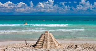 Mexikanische "Sandburg" am Strand von Cancun, Mexiko
